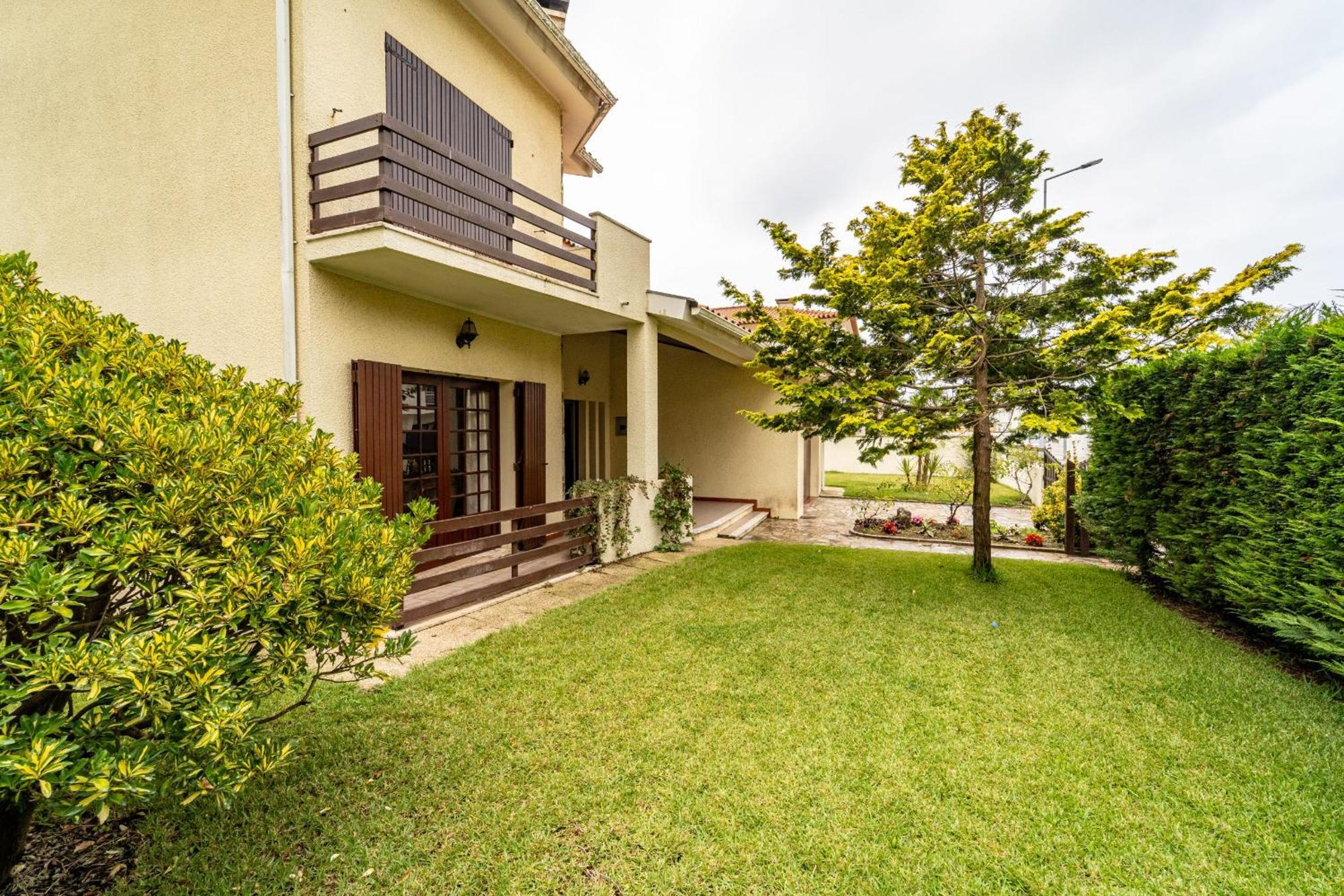 Amorosa Villa, 500M From The Beach By House And People Exterior photo