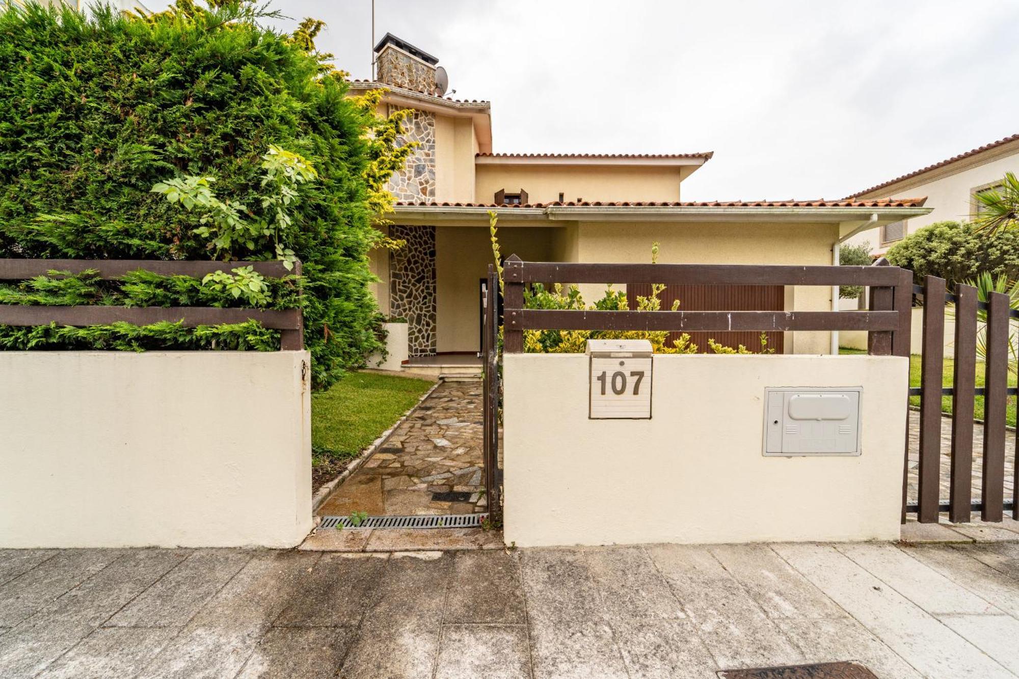 Amorosa Villa, 500M From The Beach By House And People Exterior photo