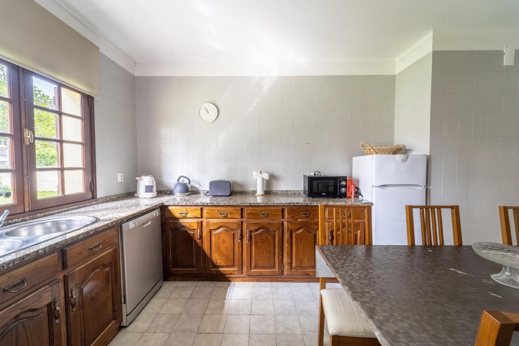 Amorosa Villa, 500M From The Beach By House And People Exterior photo